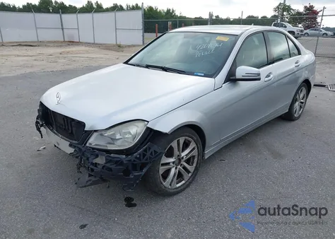 2014 Mercedes-Benz C 300 Luxury 4Matic/Sport 4Matic z USA, uszkodzony, nr VIN WDDGF8AB6EG188507